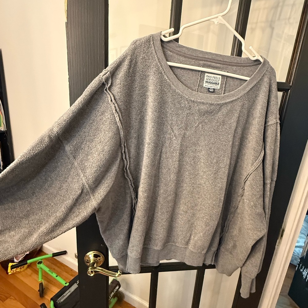 American Eagle "This Feels Seriously Huggable" Crewneck Sweatshirt med Charcoal